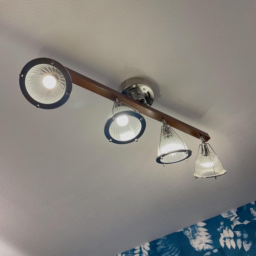 シェアハウス-リビング-シャンデリア